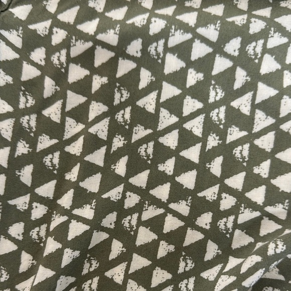 Denver Hayes Green and White Sleeveless Tank Top - Picture 9 of 9